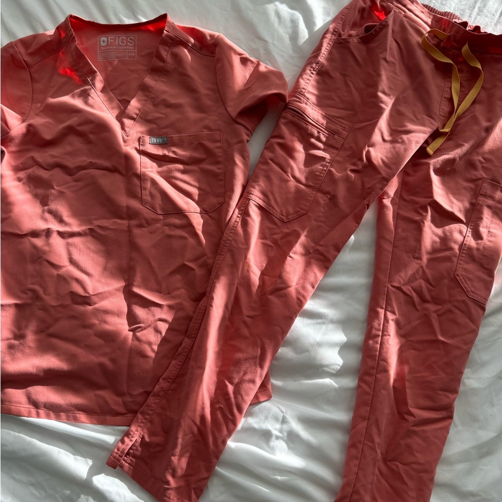 Lightly Worn Figs Scrub Set - Coral